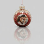 Božična krogla z rdečimi trakci-personalizirana božična dekoracija