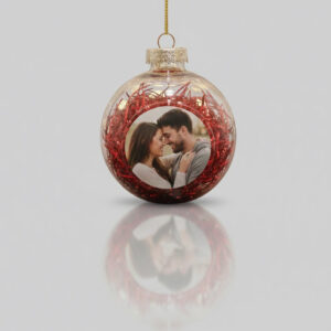 Božična krogla z rdečimi trakci-personalizirana božična dekoracija