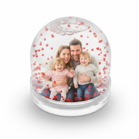 snežna krogla z rdečimi srčki