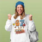 Pulover Šest sedem z zabavnim napisom