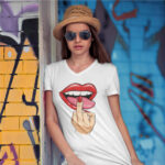 Majica rdeče ustnice z drznim potiskom.