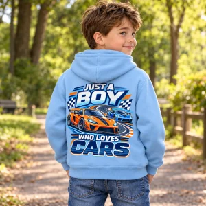 Otroški pulover z avtomobili in napisom Just a Boy Who Loves Cars na hrbtu